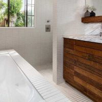 verzija svijetlog dizajna kupaonice na fotografiji drvene kuće
