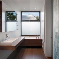 ideja svijetlog dizajna kupaonice s prozorom za fotografije