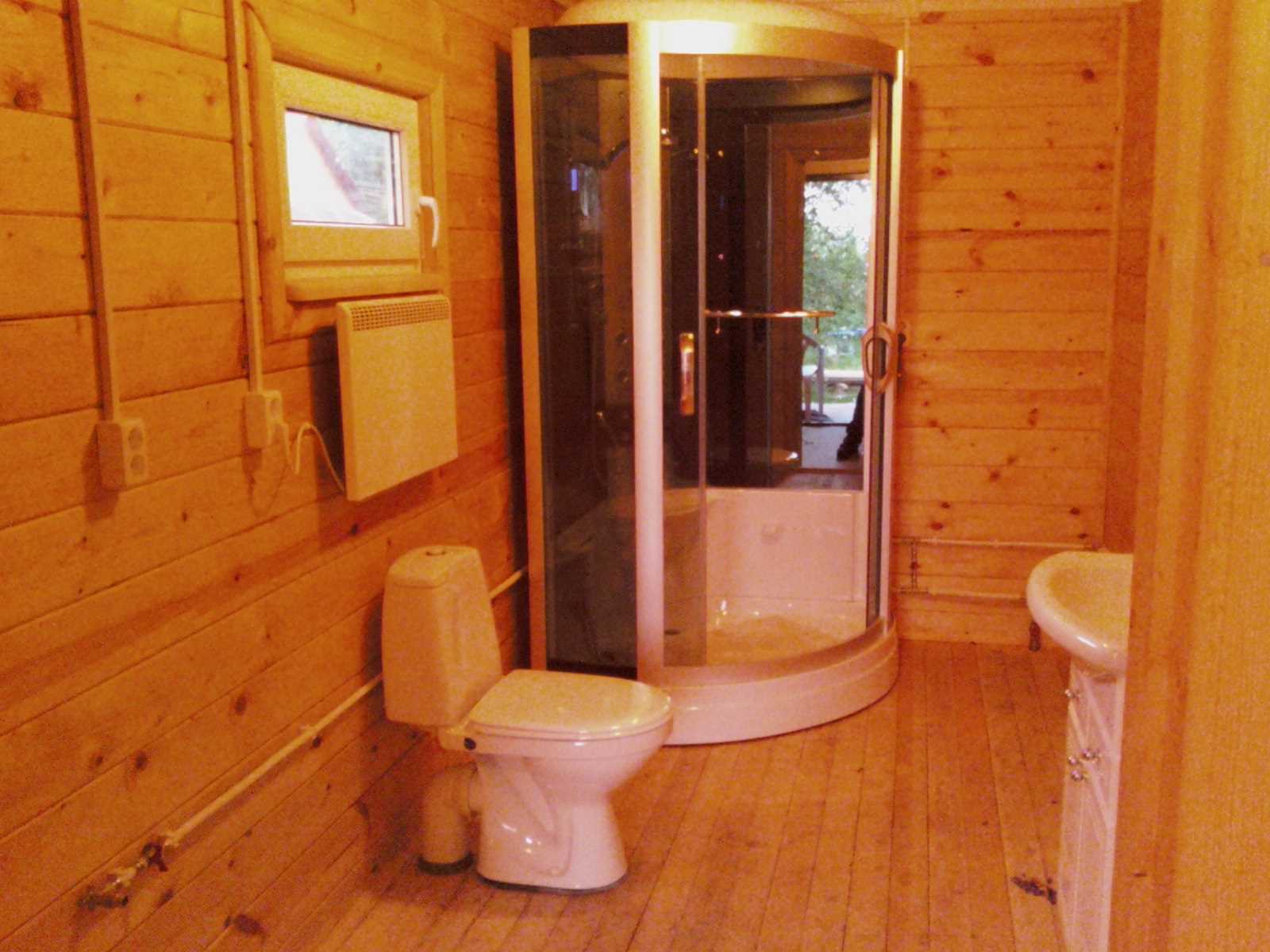 ideja lijepog dizajna kupaonice u drvenoj kući