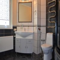 idea di un interno moderno del bagno in foto in bianco e nero