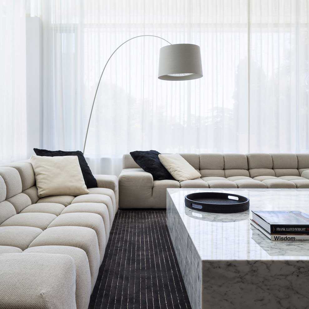 verzija svijetlog dizajna dnevne sobe u stilu minimalizma