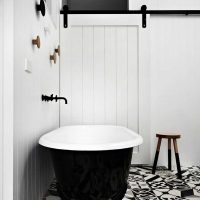 verzija prekrasnog interijera kupaonice u crno-bijeloj fotografiji