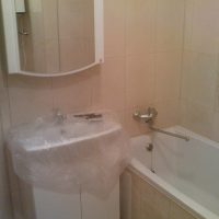 opzione di un design leggero per il bagno nella foto di Krusciov