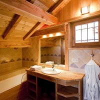 versione di un bellissimo bagno interno in una foto di casa in legno