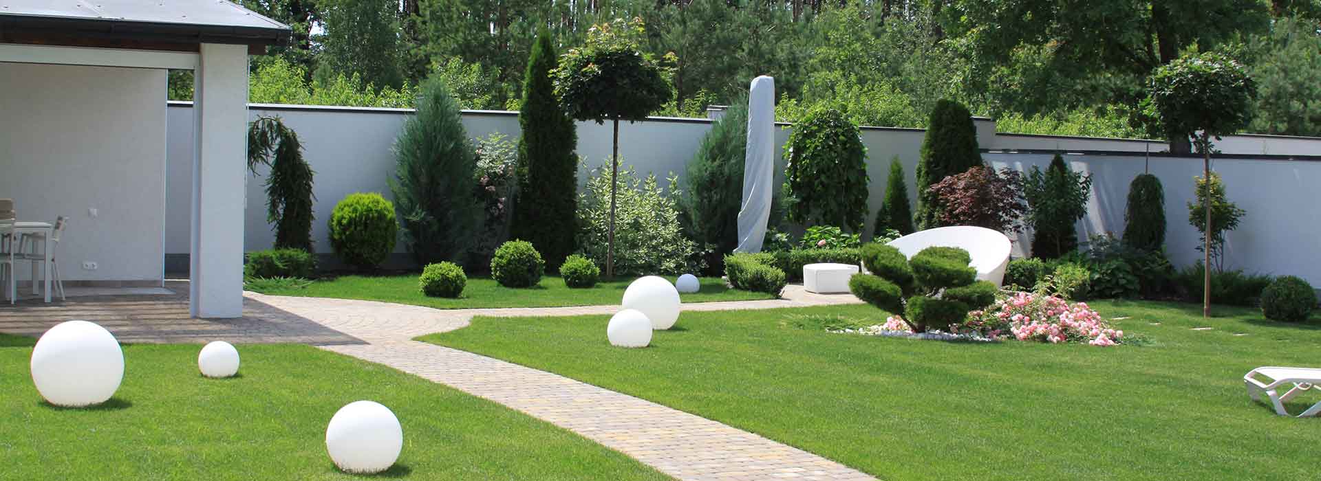 idea of ​​bright landscaping of a private courtyard