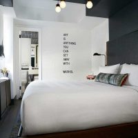 idea di un design moderno per la camera da letto in foto a colori bianca