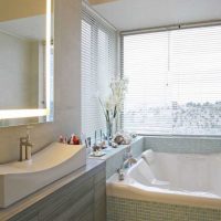 idea di bagno in stile moderno con foto finestra