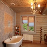 idea di design luminoso di un bagno in una foto di casa in legno