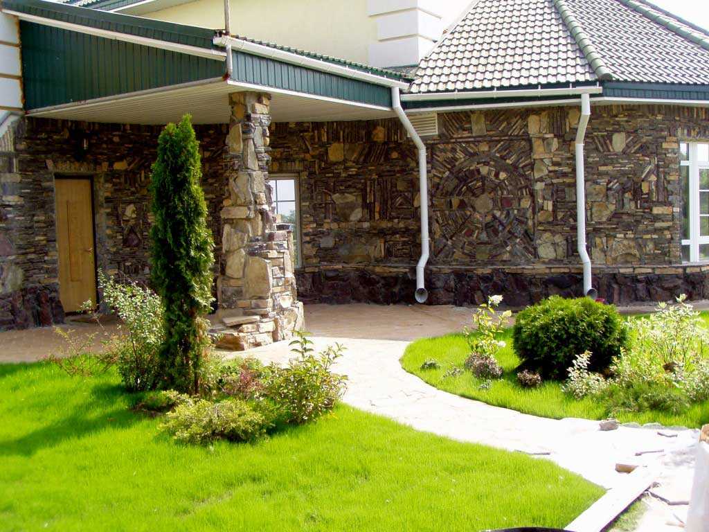 variant of a beautiful decoration of the courtyard of a private house