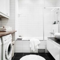 ideja modernog dizajna kupaonice u slici crno-bijelih tonova