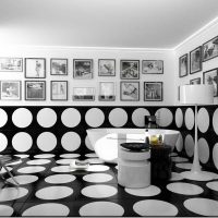 ideja lijepog interijera kupaonice u crno-bijeloj boji