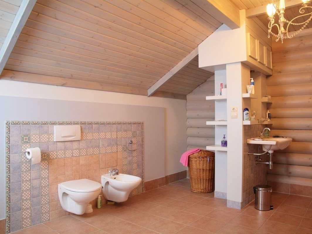 idea di un bagno in stile moderno in una casa di legno