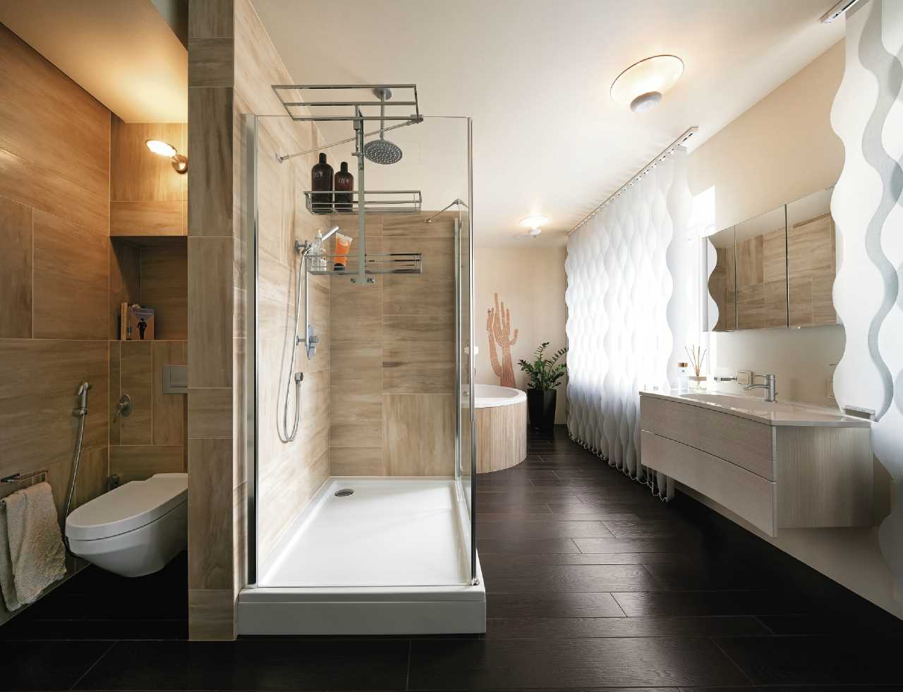 idea di insolito design di un bagno con una finestra