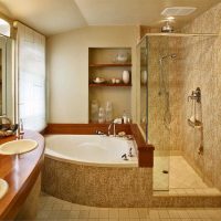 idea di un bellissimo bagno in stile con vasca ad angolo