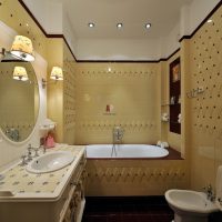 Primjer svijetlog dizajna kupaonice na fotografiji bež boje