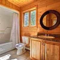 verzija neobičnog dizajna kupaonice na slici drvene kuće