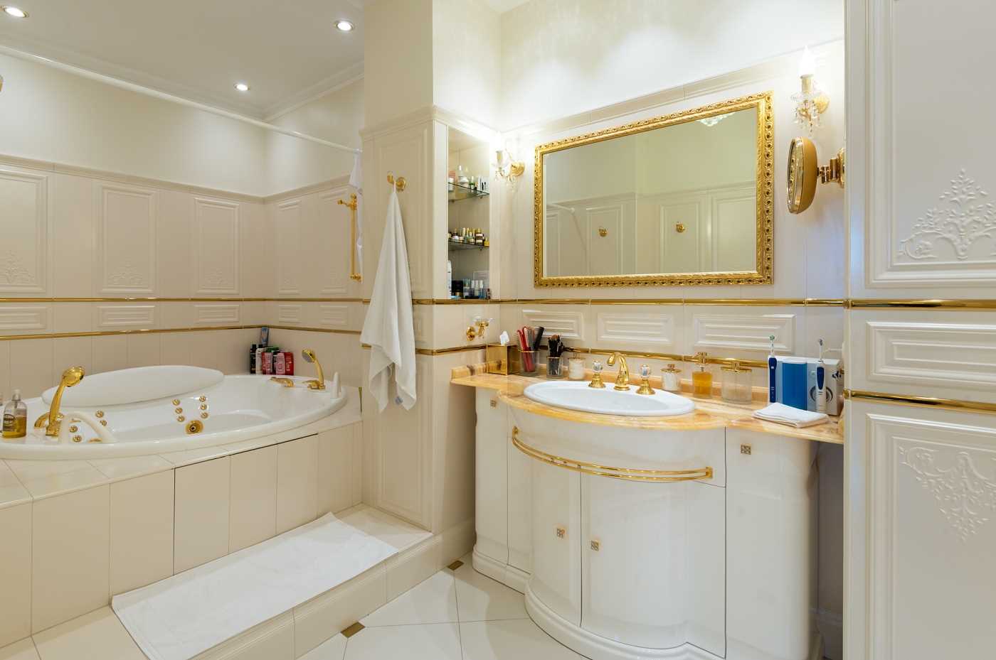 inačica neobičnog dizajna kupaonice u klasičnom stilu