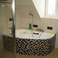 idea di un bagno dal design moderno con l'immagine della finestra