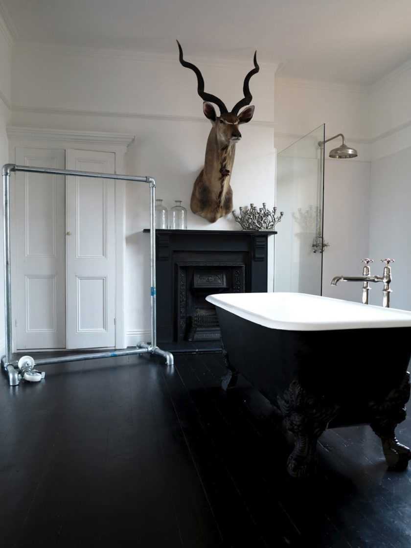 the idea of ​​an unusual bathroom interior in black and white