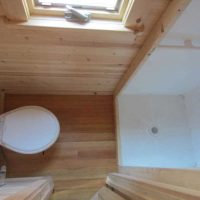 verzija modernog interijera kupaonice na slici drvene kuće