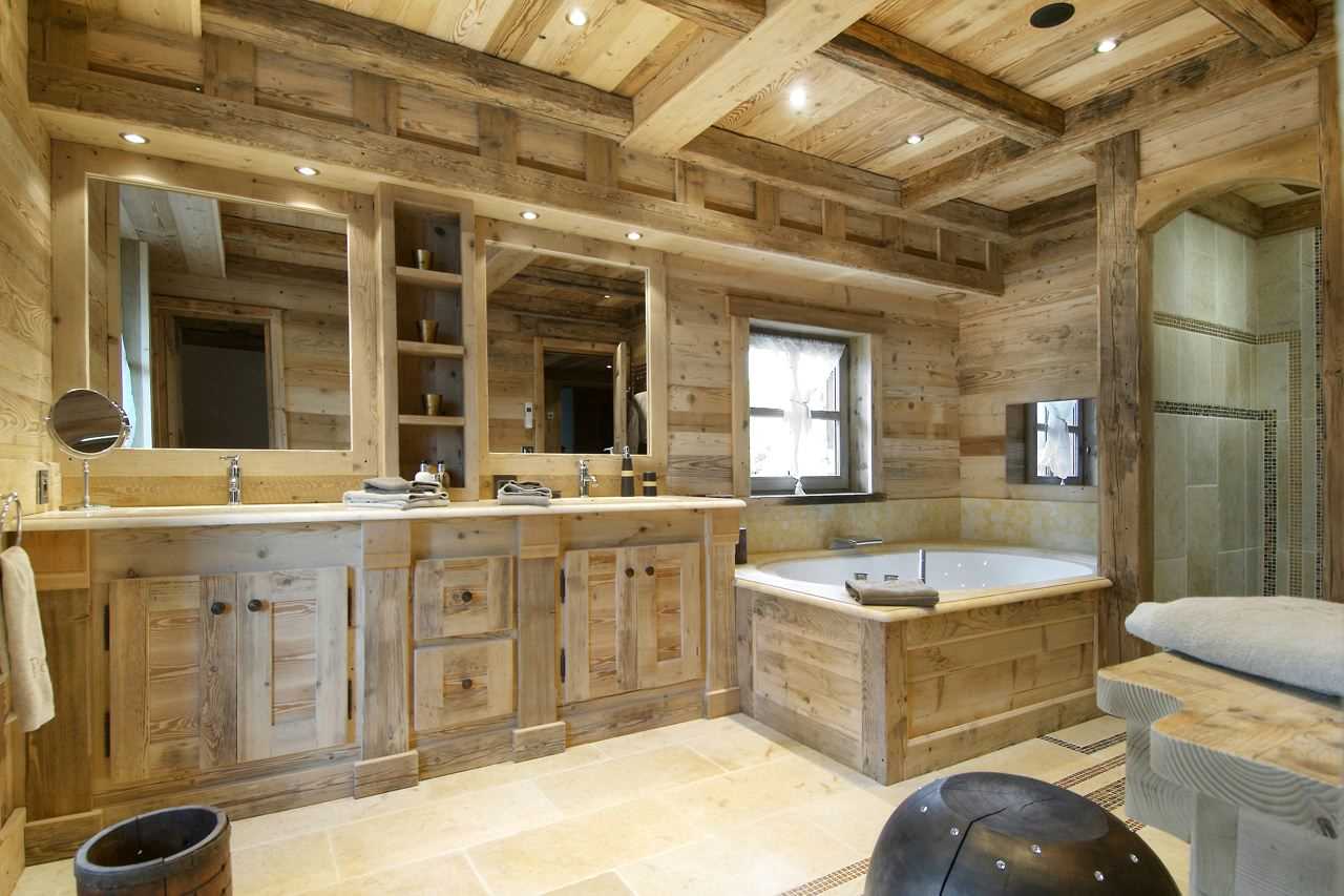 ideja svijetlog dizajna kupaonice u drvenoj kući