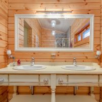 idea di un bellissimo stile di un bagno in una foto di una casa in legno