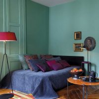 l'idea di utilizzare un interessante colore blu nello stile di una foto di casa