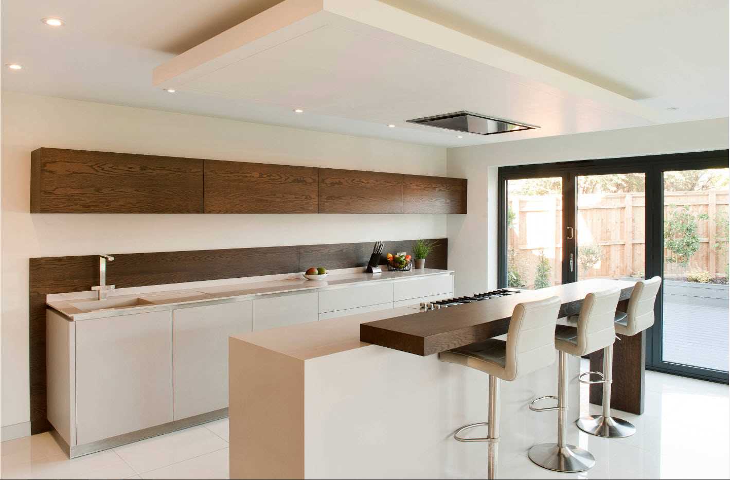 Variant of application of bright kitchen design