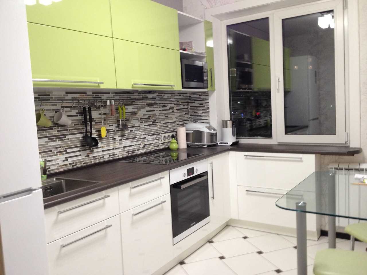 an example of a bright kitchen interior of 9 sq.m