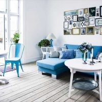 l'idea di utilizzare un insolito colore blu nello stile di una foto di casa