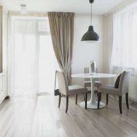 egy ötlet egy fényes laminátum felhasználásáról egy világos apartman stílusú fotóban