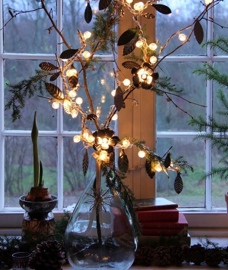 décoration de fenêtre avec des branches de noël