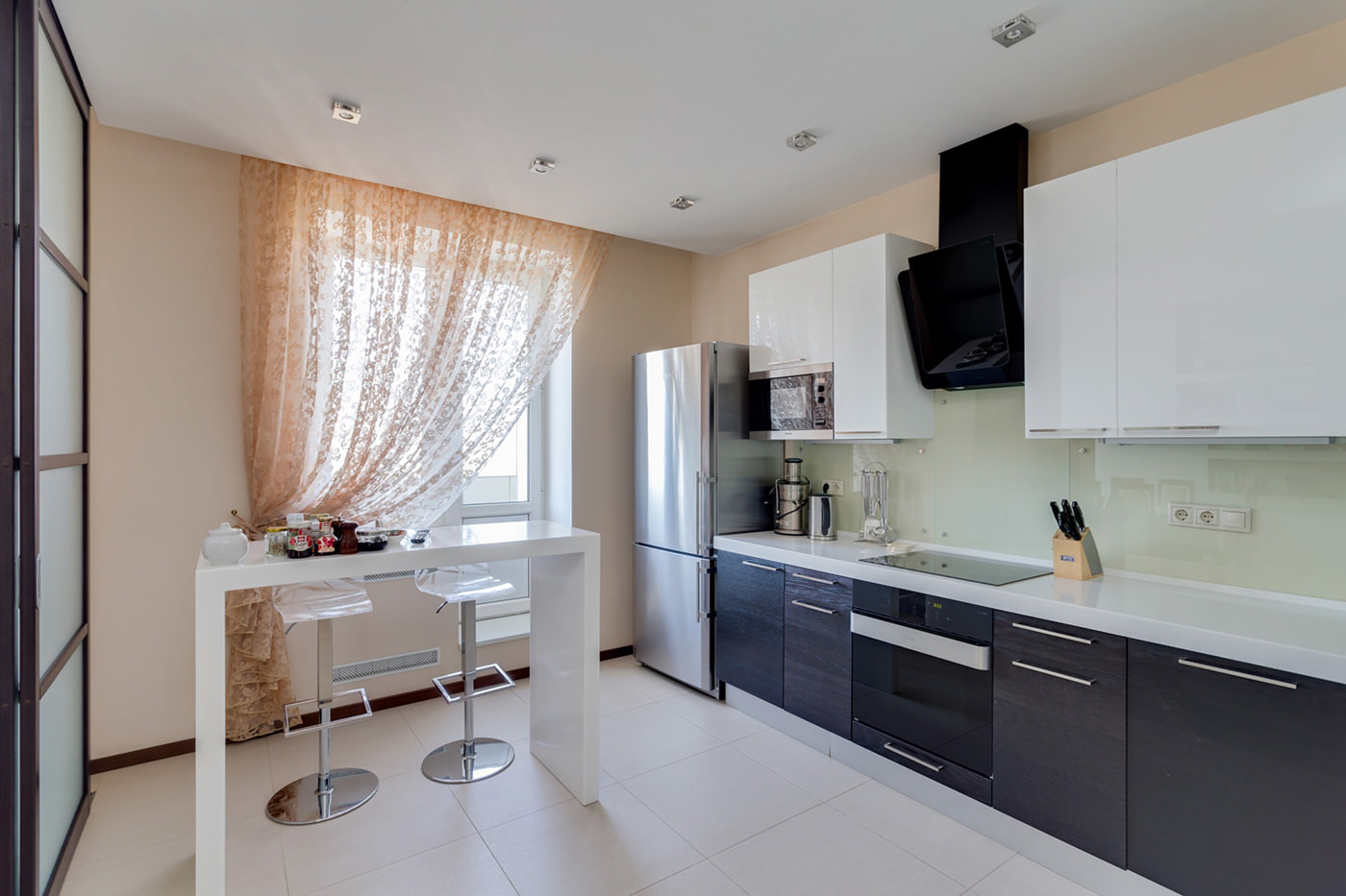 photo of the kitchen with a breakfast bar