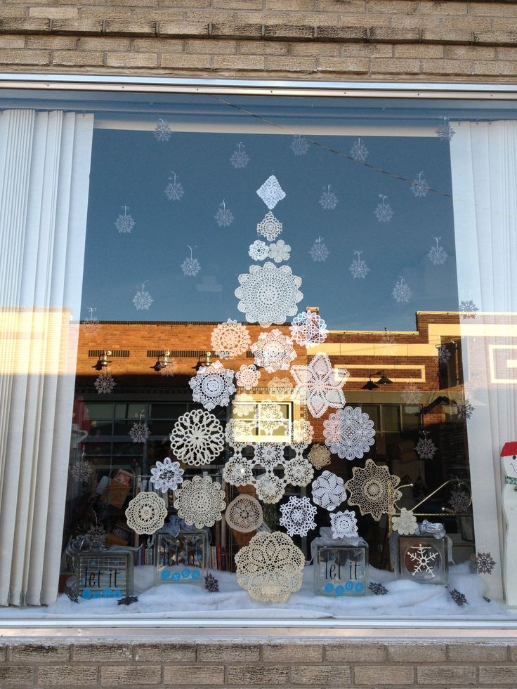 albero di fiocchi di neve sulla finestra