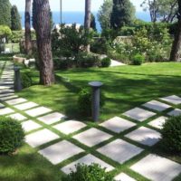 esempio di applicazione di bellissimi percorsi da giardino in un disegno paesaggistico