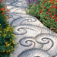 l'idea di utilizzare insoliti percorsi da giardino nel design della foto del cortile