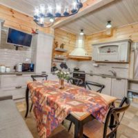 idea di un arredamento luminoso cucina in una foto di casa in legno