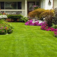 Un esempio di un bellissimo arredamento di un giardino in una foto di casa di campagna