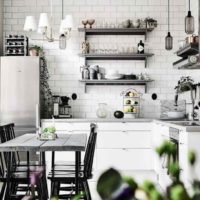 variante dell'arredamento luminoso dell'appartamento nella foto in stile scandinavo