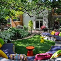 An example of a light garden decor in a private courtyard