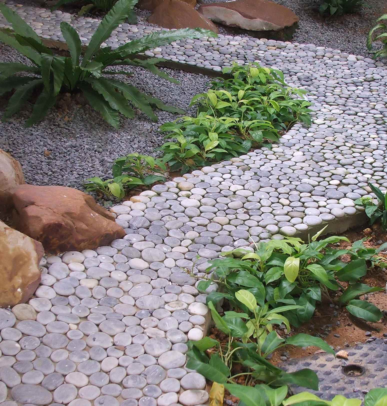 l'idea di utilizzare percorsi di giardini luminosi nella progettazione del cortile