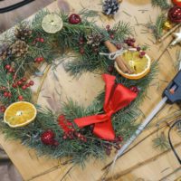 do-it-yourself idea of ​​applying a light New Year wreath design photo