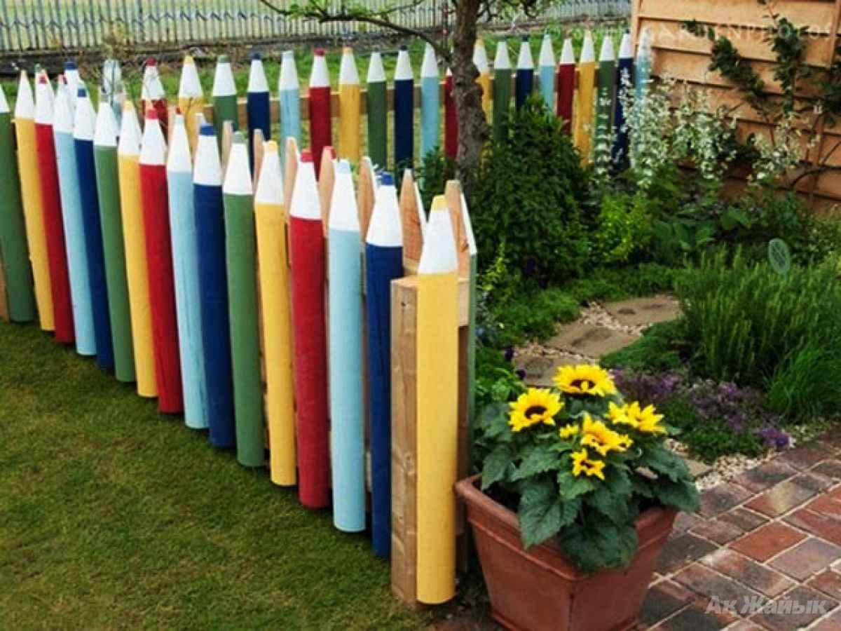 Un esempio di un decoro fronte giardino leggero in un cortile privato