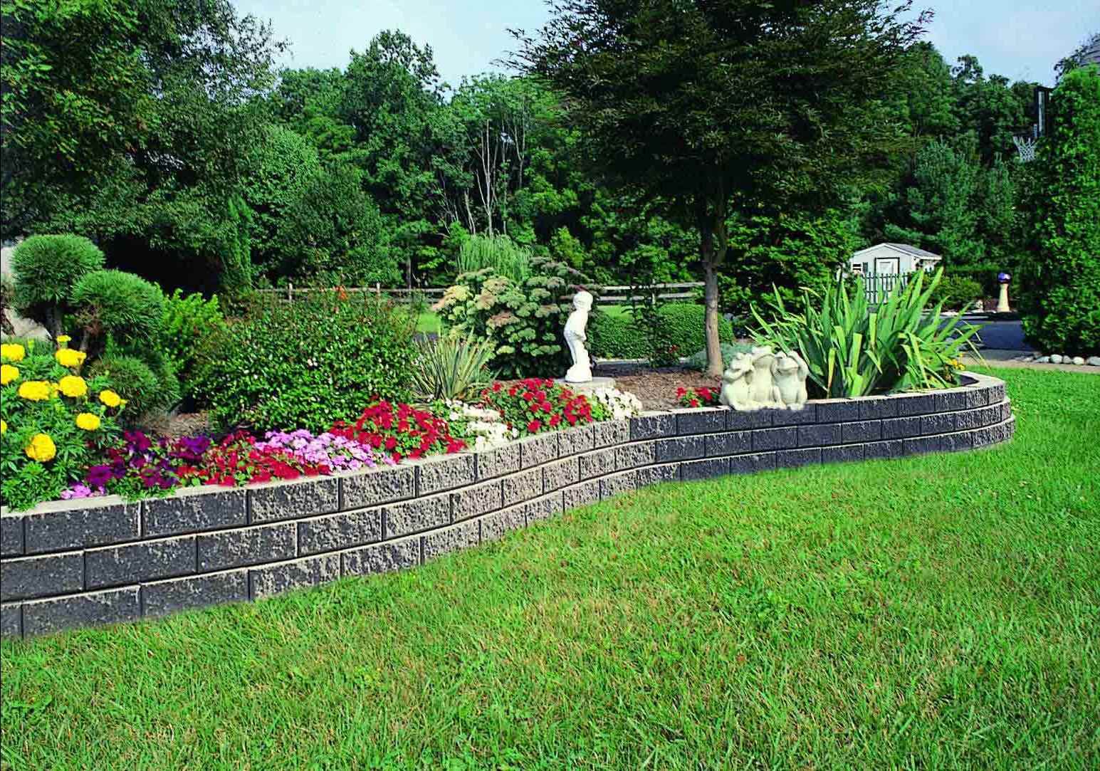 Un esempio di un insolito design di un giardino in una casa di campagna