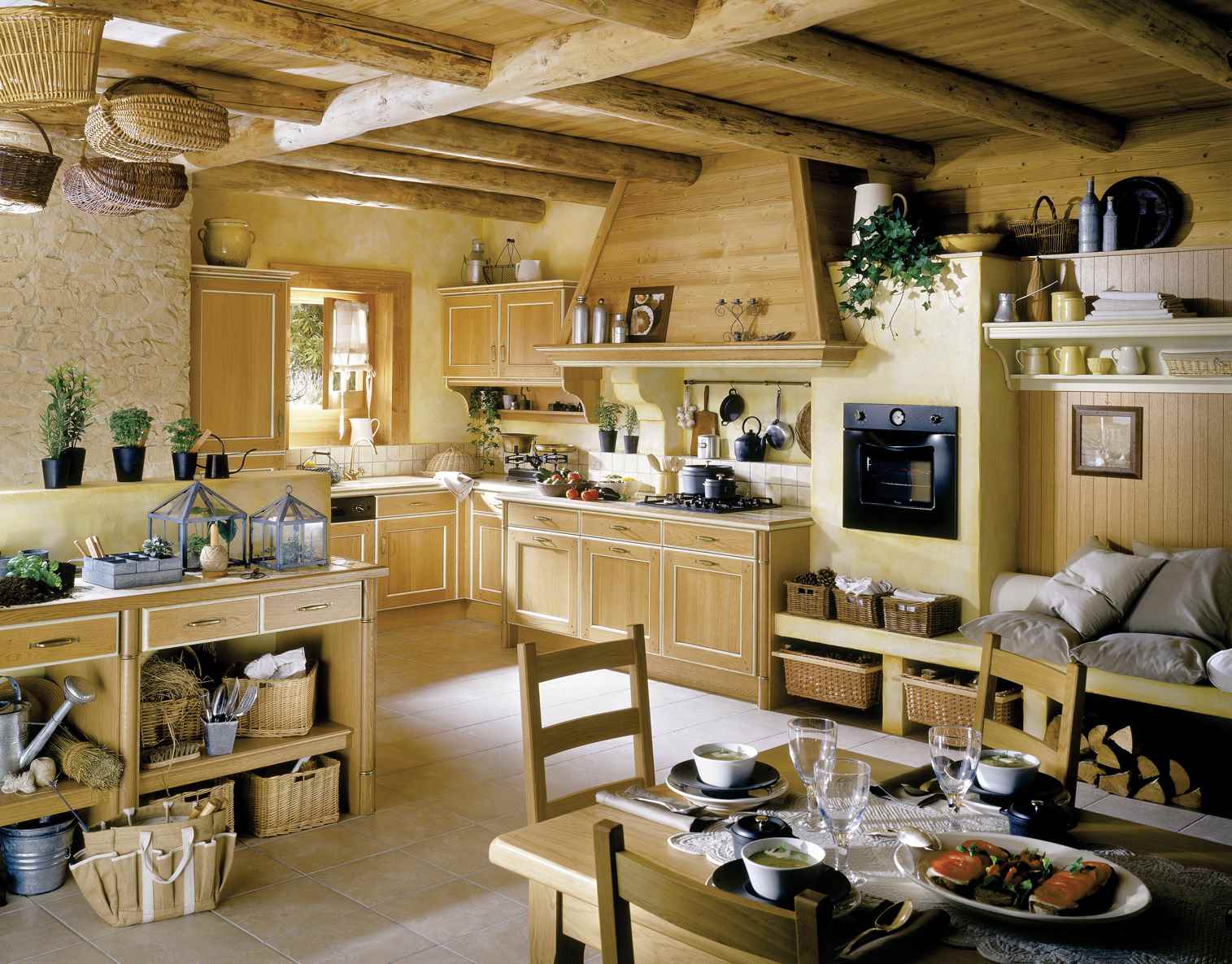 variante di un luminoso design da cucina in una casa di legno