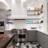 cucina piastrellata in stile loft