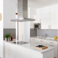 dapur dengan saluran ventilasi gaya Scandinavia