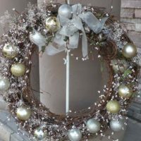 do-it-yourself version of the bright decor of the Christmas wreath