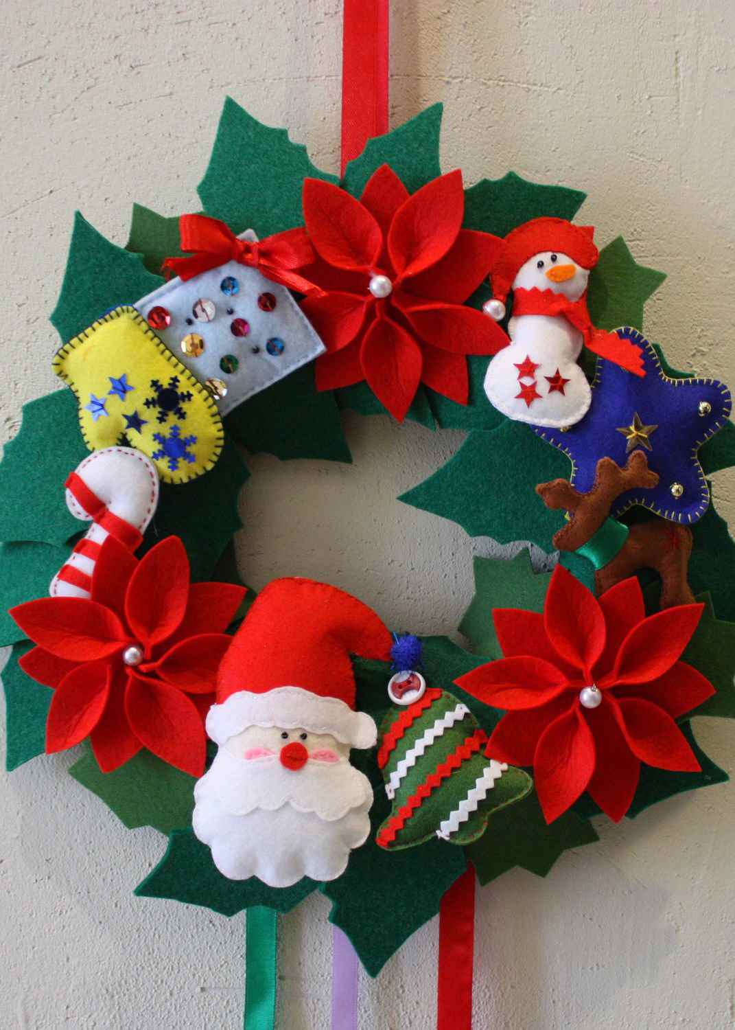 do-it-yourself versi dekorasi cerah dari karangan bunga Natal