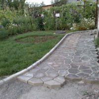 l'idea di utilizzare insoliti percorsi da giardino nella foto di progettazione del paesaggio